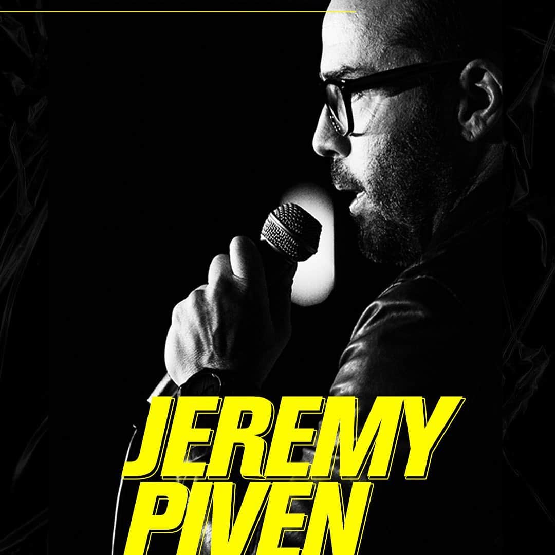 ジェレミー・ピヴェンのインスタグラム：「Back on stage for the first time since this all started @irvineimprov Can’t wait to mix it up and experience that live crowd again! If you’re in Cali and can make the drive to Irvine let’s get after it . Yes it’s a drive-in theater,  I will be live and also on the big screen.  You will be in your car and it will be a new experience for all of us, I couldn’t sleep last night because I had a nightmare that I was being heckled by a Kia Sorrento」