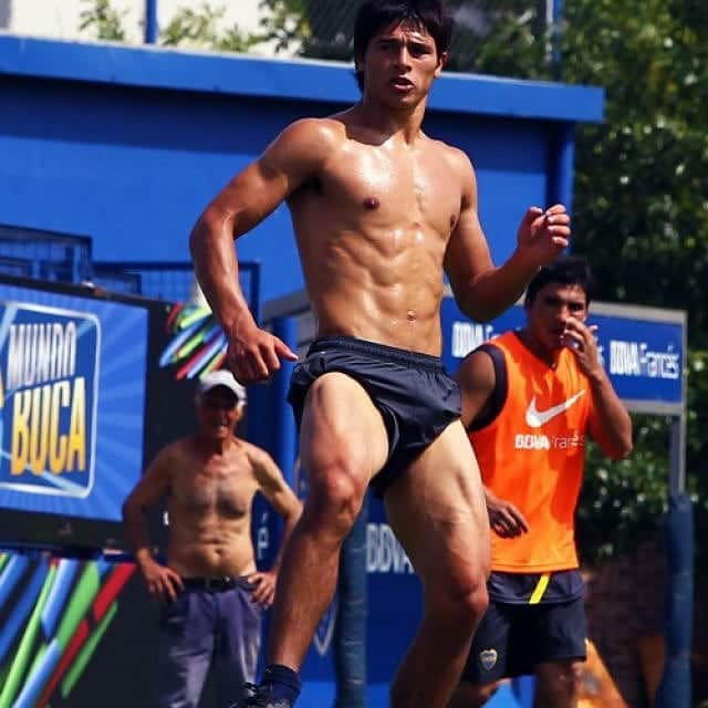 ファクンド・ロンカリアのインスタグラム：「13 años no son nada 🤙🏽 Ahora solo falta aprender a darsela a un compañero 😉🤣🤣」