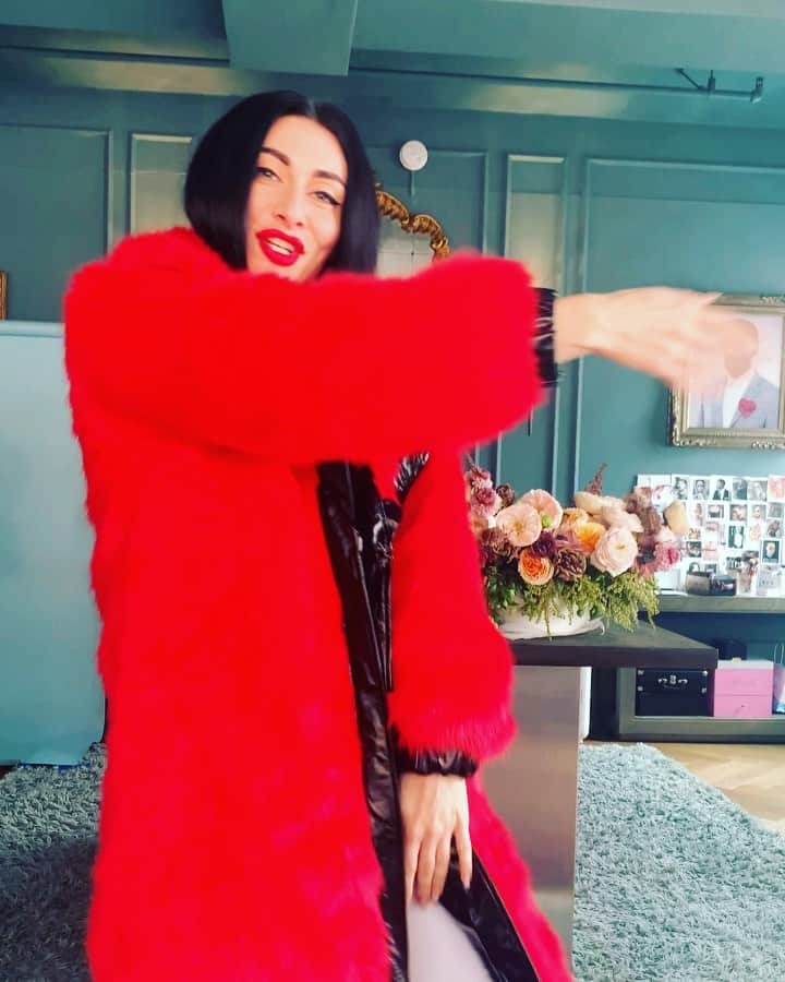 カーミンのインスタグラム：「basically this won’t drop until we hit 25k presaves 🚨 hit my bio link and free the bop 😅」