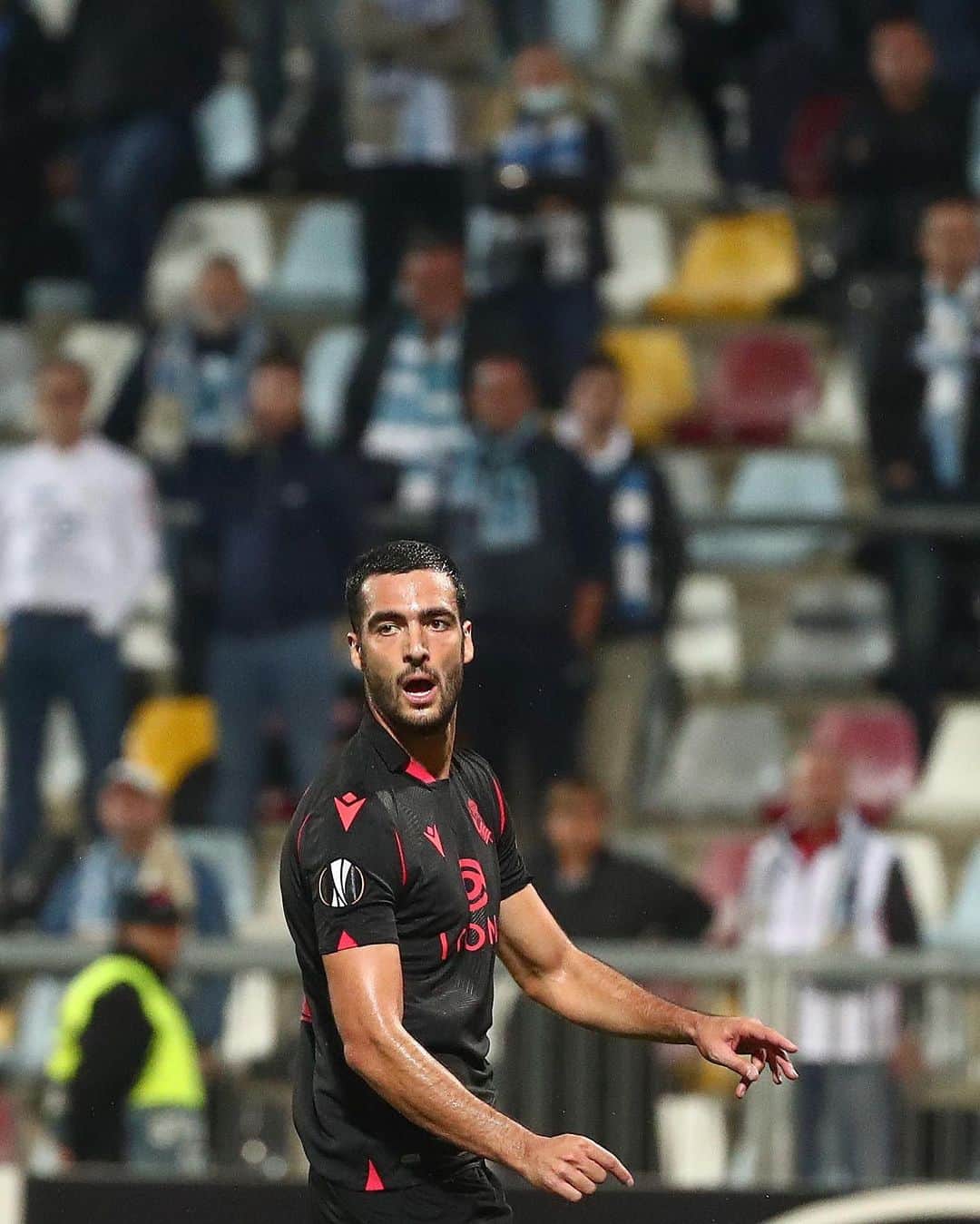 ミケル・メリノのインスタグラム：「Muy feliz por llevarnos los tres puntos en mi primer partido en competición europea! El equipo lucha hasta el final siempre y hoy ha tenido recompensa. Ya centrados en el domingo! 💪🏽📈」