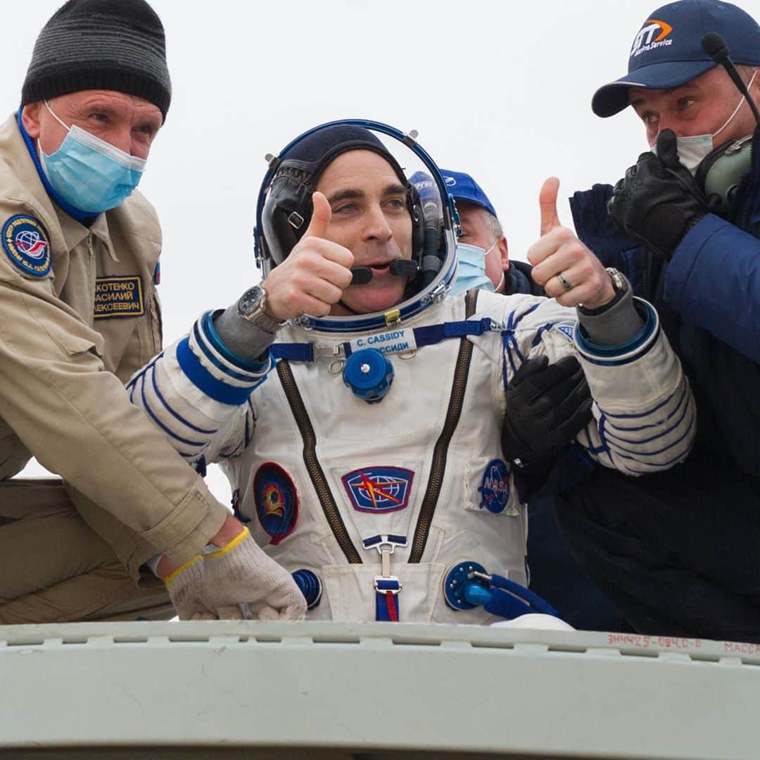 NASAさんのインスタグラム写真 - (NASAInstagram)「✌️2 words. Welcome home!  After 196 days living and working in Earth’s orbit aboard the @ISS, NASA astronaut Chris Cassidy (@astro_seal) returned from his third space mission yesterday, Oct. 21, with cosmonauts Ivan Vagner and Anatoly Ivanishin of @Roscosmosofficial!   While Cassidy was on the station, he completed four spacewalks and contributed to hundreds of experiments, including a study of the influence of gravity on electrolytic gas evolution, which looks at bubbles created using electrolysis. Another fun fact is that he has spent the fifth-highest total amount of days in space among U.S. astronauts at 378 days.  What a ride!  Photo Credit: NASA, GCTC, Denis Derevtsov  #WelcomeHome #Soyuz #NASA #Space #Universe #Science」10月23日 5時32分 - nasa