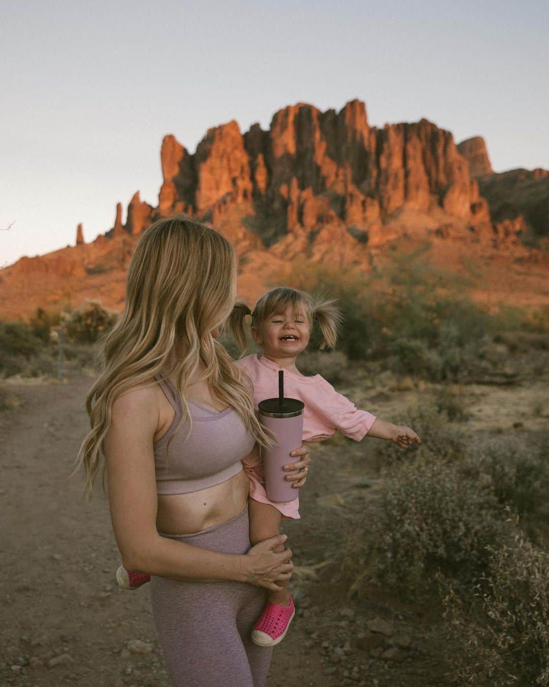 Amber Fillerup Clarkさんのインスタグラム写真 - (Amber Fillerup ClarkInstagram)「The desert at sunset is just beautiful 💓🌵」10月23日 5時33分 - amberfillerup