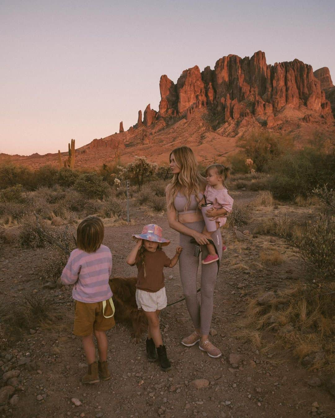 Amber Fillerup Clarkさんのインスタグラム写真 - (Amber Fillerup ClarkInstagram)「The desert at sunset is just beautiful 💓🌵」10月23日 5時33分 - amberfillerup