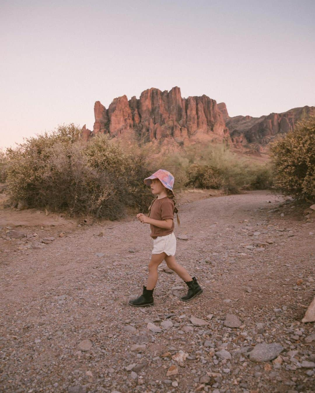 Amber Fillerup Clarkさんのインスタグラム写真 - (Amber Fillerup ClarkInstagram)「The desert at sunset is just beautiful 💓🌵」10月23日 5時33分 - amberfillerup