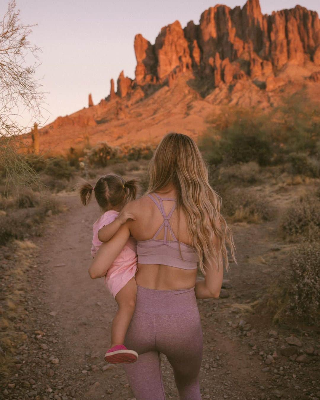 Amber Fillerup Clarkさんのインスタグラム写真 - (Amber Fillerup ClarkInstagram)「The desert at sunset is just beautiful 💓🌵」10月23日 5時33分 - amberfillerup