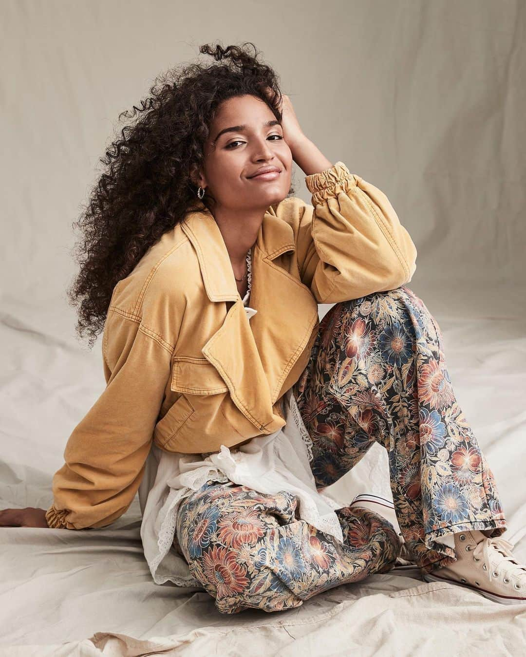 freepeopleさんのインスタグラム写真 - (freepeopleInstagram)「Free People. For the Creative Spirit. #IndyaMoore in the Sure Thing Bomber Jacket. Link in bio.」10月23日 5時44分 - freepeople