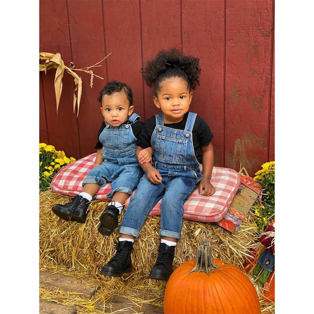 シャネル・イマンのインスタグラム：「My two pumpkins on a haystack 🍁🍂🎃」