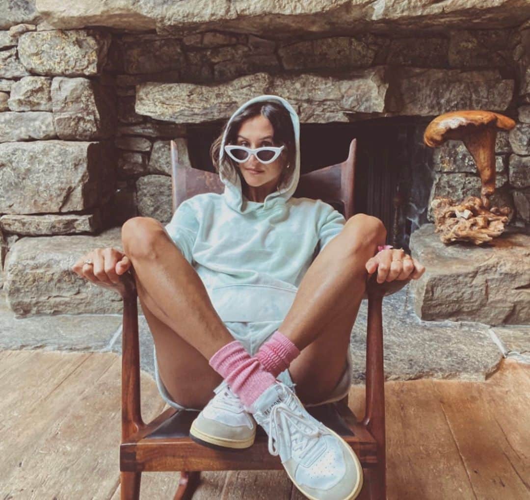 ダニジョーのインスタグラム：「Hooked on hoodies 🧚🏻‍♂️ @danielleasnyder in the Jade Tie-Dye Cropped Hoodie and sweat shorts」