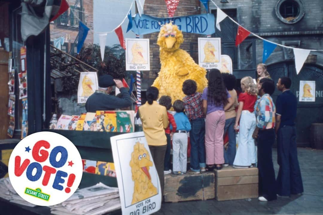 セサミストリートさんのインスタグラム写真 - (セサミストリートInstagram)「Throwback to Big Bird’s run for President (or President Bird as he called it) in 1975! Remember, big or small, furry or feathered, your vote matters. #Vote2020 #TBT」10月23日 6時00分 - sesamestreet