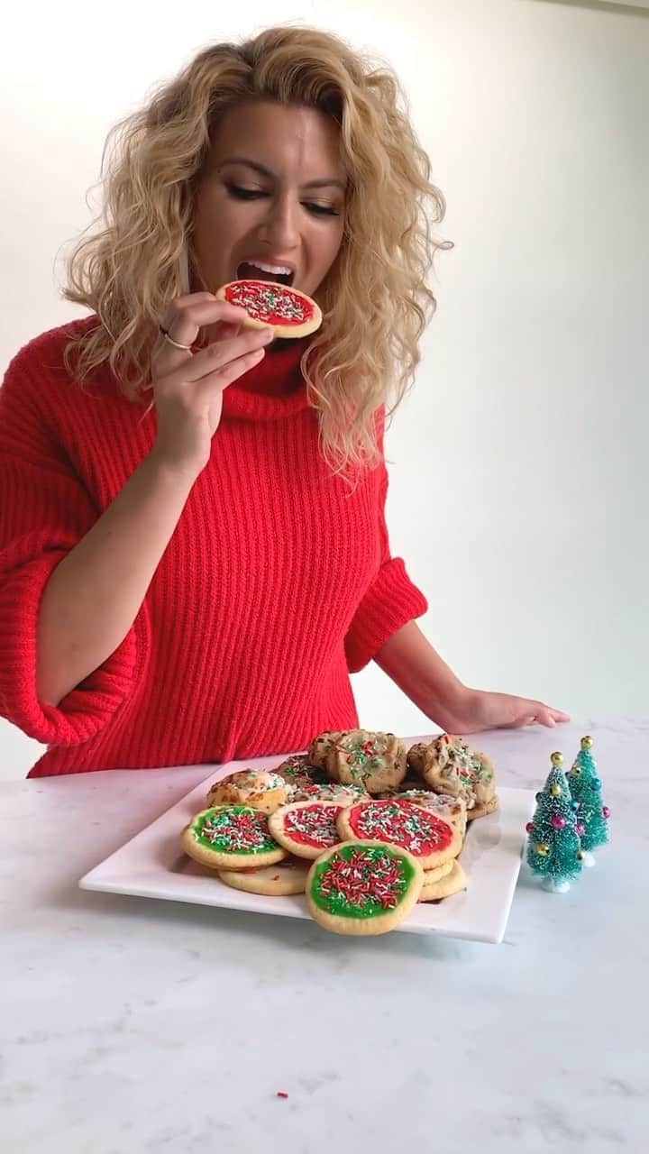 トーライ・ケリーのインスタグラム：「filmed some fun things @ the house. it’s Christmas in October y’all 😂🎄♥️ album out everywhere next weeeeeek✨」