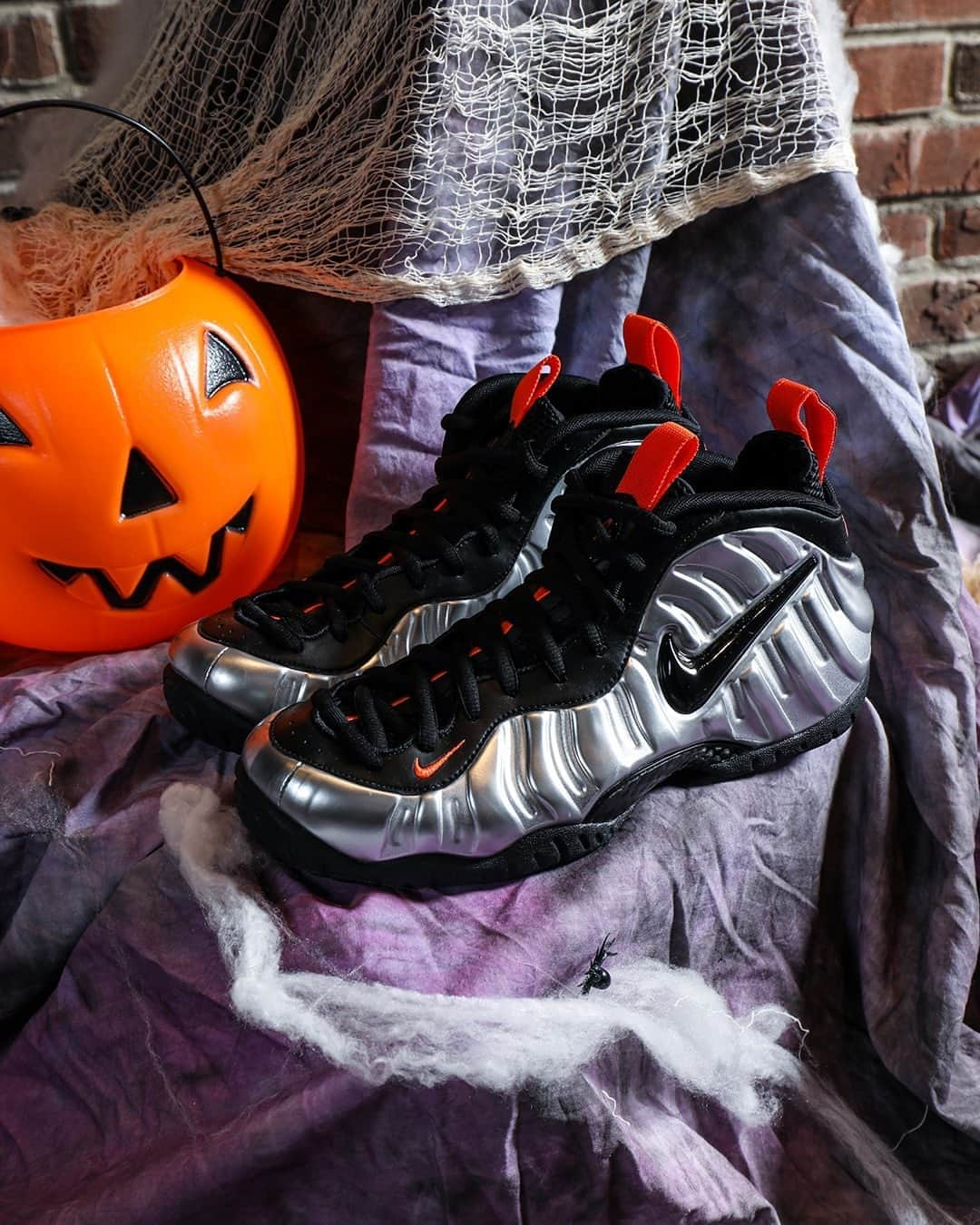 Foot Lockerさんのインスタグラム写真 - (Foot LockerInstagram)「Don't be scared. 🎃 👻 #nike Foamposite Pro launches 10/29!」10月23日 6時00分 - footlocker