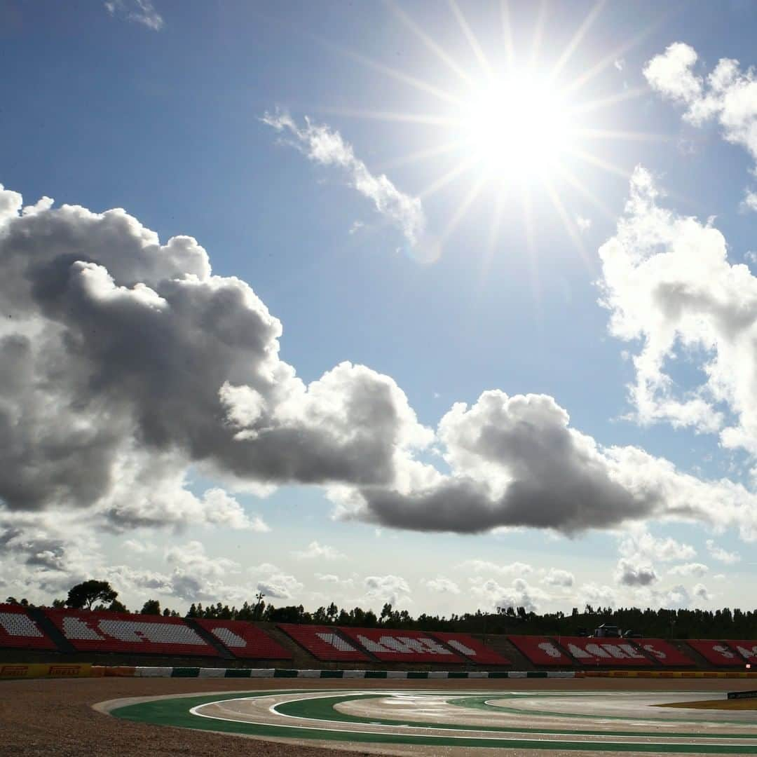 F1さんのインスタグラム写真 - (F1Instagram)「Uhhhh hi Portimao 😍🤤🥰  We can't wait to get on track here on Friday!  #F1 #Formula1 #PortugueseGP @autodromodoalgarve」10月23日 6時06分 - f1