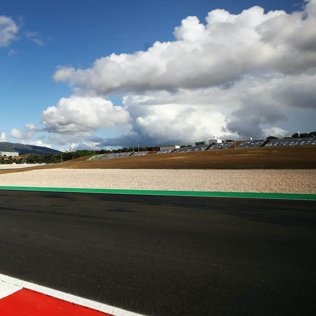 F1さんのインスタグラム写真 - (F1Instagram)「Uhhhh hi Portimao 😍🤤🥰  We can't wait to get on track here on Friday!  #F1 #Formula1 #PortugueseGP @autodromodoalgarve」10月23日 6時06分 - f1