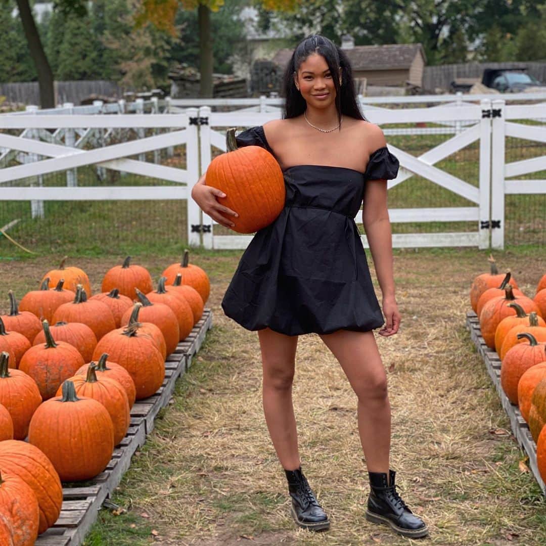 シャネル・イマンのインスタグラム：「October 🍁🍂 @revolve 🍂🍁🎃」