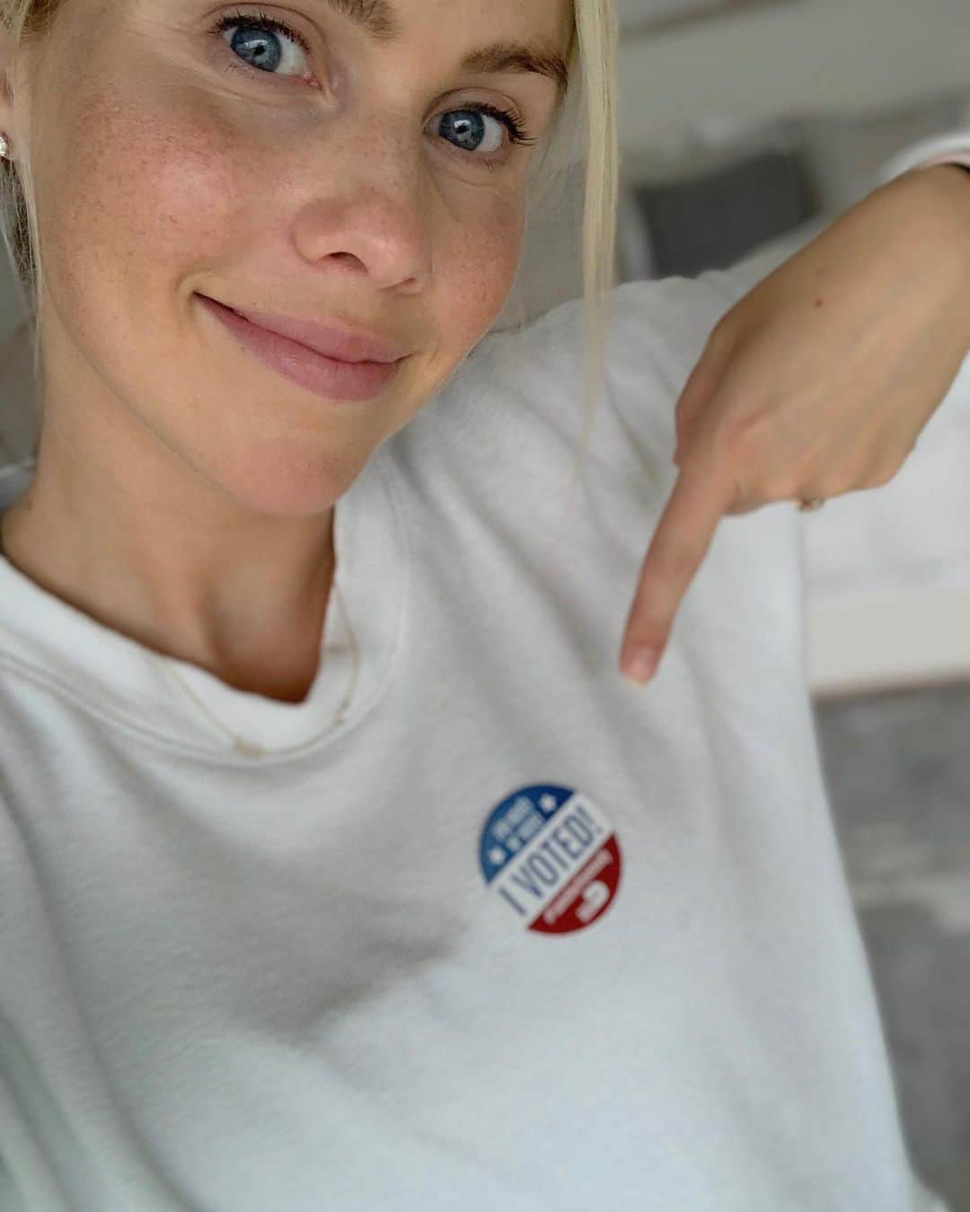 クレア・ホルトのインスタグラム：「To all the people who told me to go back to my own country when I voiced my opinion during the 2016 election..... THIS IS MY COUNTRY NOW AND I VOTED! #bidenharris2020」