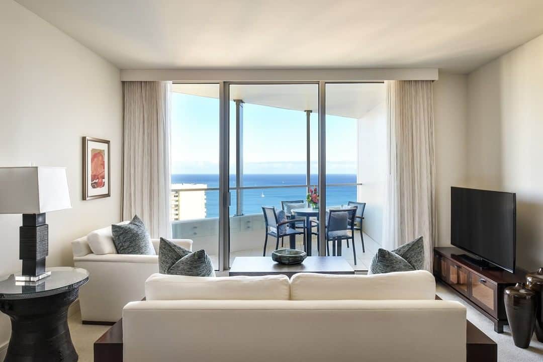 Trump Waikikiさんのインスタグラム写真 - (Trump WaikikiInstagram)「Are you ready for exceptional Oahu views? Each of our guest rooms & suites comes with a private balcony or lanai deck so you can take in Ocean views and Waikiki's breathtaking landscape.」10月23日 6時19分 - trumpwaikiki
