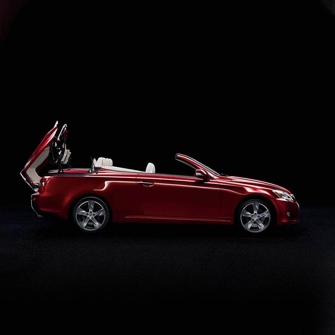 Lexus USAさんのインスタグラム写真 - (Lexus USAInstagram)「Engineered for sporting elegance and uncompromised top-down driving pleasure, the three-part lightweight aluminum roof of the 2008 #LexusISC opened in a world-best 20 seconds. #TBT」10月23日 6時26分 - lexususa