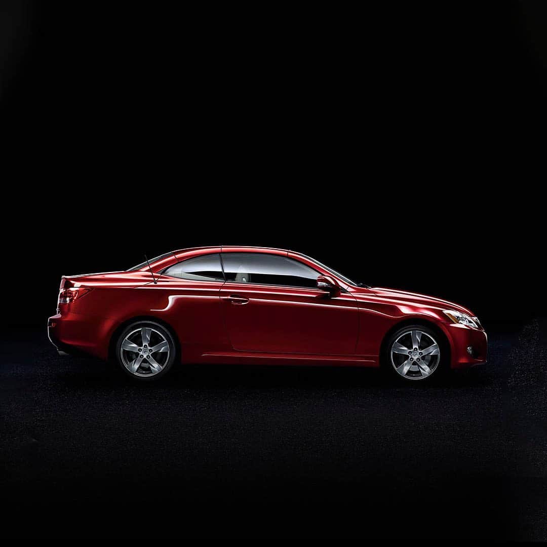 Lexus USAさんのインスタグラム写真 - (Lexus USAInstagram)「Engineered for sporting elegance and uncompromised top-down driving pleasure, the three-part lightweight aluminum roof of the 2008 #LexusISC opened in a world-best 20 seconds. #TBT」10月23日 6時26分 - lexususa