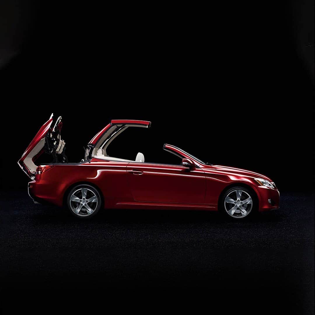 Lexus USAさんのインスタグラム写真 - (Lexus USAInstagram)「Engineered for sporting elegance and uncompromised top-down driving pleasure, the three-part lightweight aluminum roof of the 2008 #LexusISC opened in a world-best 20 seconds. #TBT」10月23日 6時26分 - lexususa