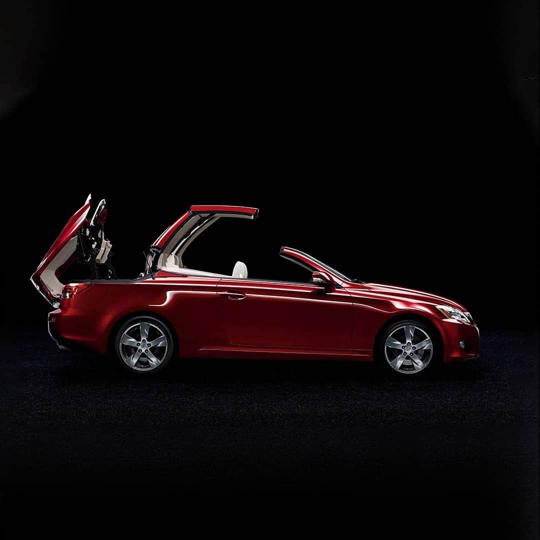 Lexus USAのインスタグラム：「Engineered for sporting elegance and uncompromised top-down driving pleasure, the three-part lightweight aluminum roof of the 2008 #LexusISC opened in a world-best 20 seconds. #TBT」