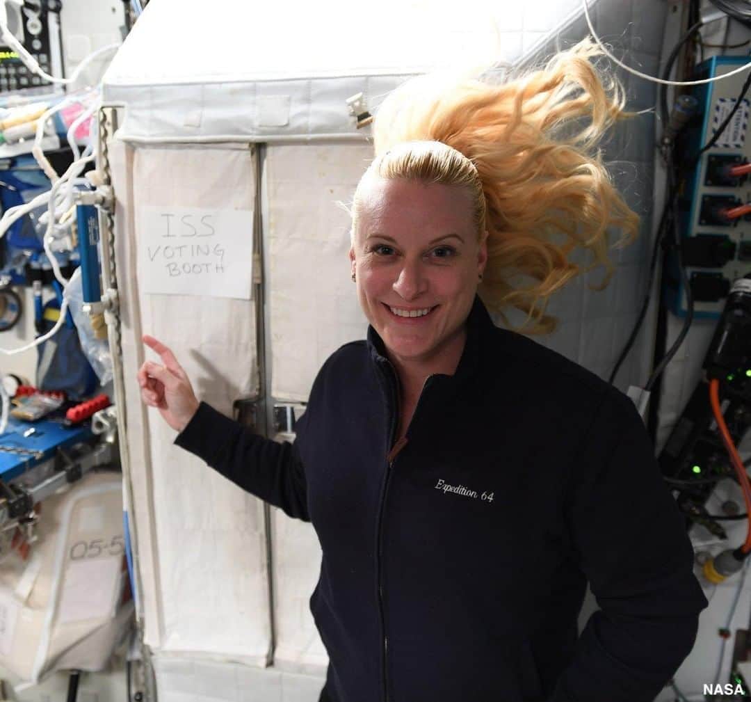 ABC Newsさんのインスタグラム写真 - (ABC NewsInstagram)「Astronaut Kate Rubins votes from the International Space Station. #astronaut #space #internaionalspacestation #voting」10月23日 6時36分 - abcnews