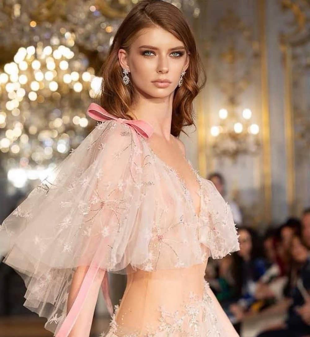 Steven Khalilさんのインスタグラム写真 - (Steven KhalilInstagram)「The softest pink layering finely hand beaded in crystal and feather. #stevenkhalil #paris #pariscoutureweek featuring the stunning ARIA SK earrings」10月23日 6時28分 - steven_khalil
