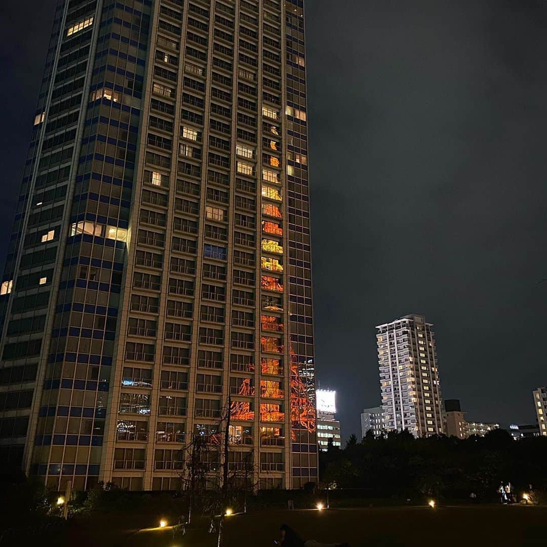 長瀬礼華さんのインスタグラム写真 - (長瀬礼華Instagram)「. 向かいのビルに反射してる🗼 スカイツリーより東京タワー派です」10月23日 6時38分 - mskokudai20_5