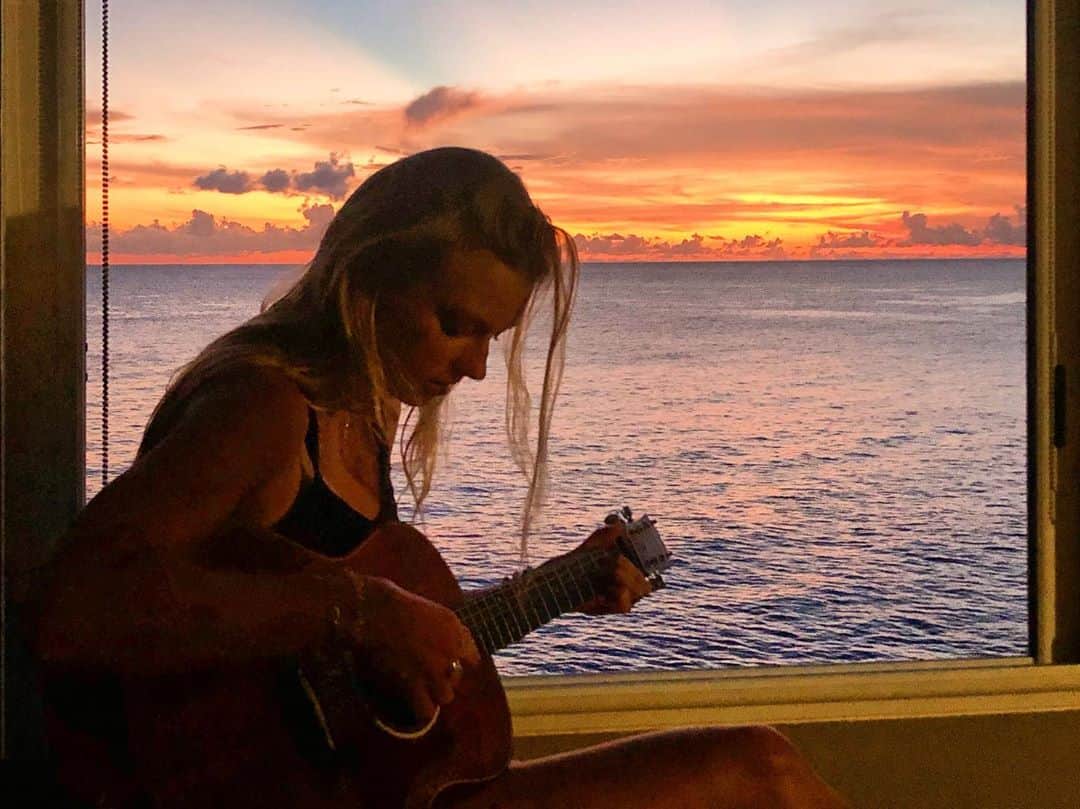 シグリッド・アグレンさんのインスタグラム写真 - (シグリッド・アグレンInstagram)「Our kind of evening 🌅🧡💛 #sunset #martinique #paradise #carribeanlife #islandgirl #oceanlife #guitar #musiclover」10月23日 6時47分 - sigridagren