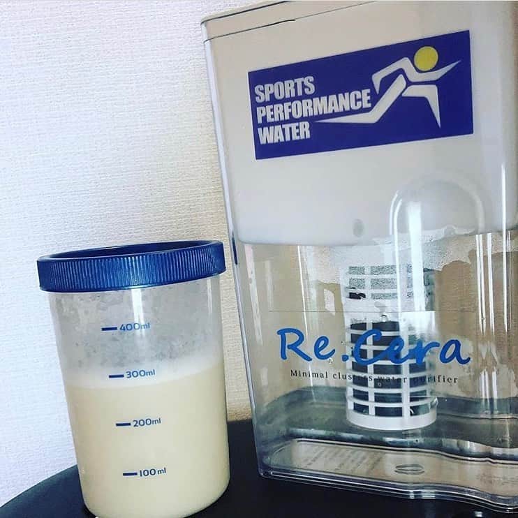 のインスタグラム：「Repost from @sato_crossfit   毎朝 リセラの低分子クラスター浸透水で作ったプロテイン飲んでます。 以前、ホエイプロテイン飲み過ぎたせいか、乳アレルギーになってしまった為、現在はしょうがなく、プレーンのソイプロテイン。 以前は溶けにくく、飲みにくかったんですが、リセラの浄水ポットのおかげで溶けやすく、めちゃめちゃ飲みやすくなりました😄  良い一日がスタート出来てます💪  水の分子の集まりを細かくしてくれることで、吸収効率が高まり、毛細血管の隅々まで血液が行き渡るようになり、アンチエイジングにも効果的！  @sportsperformance_recera  #リセラ公式アンバサダー」