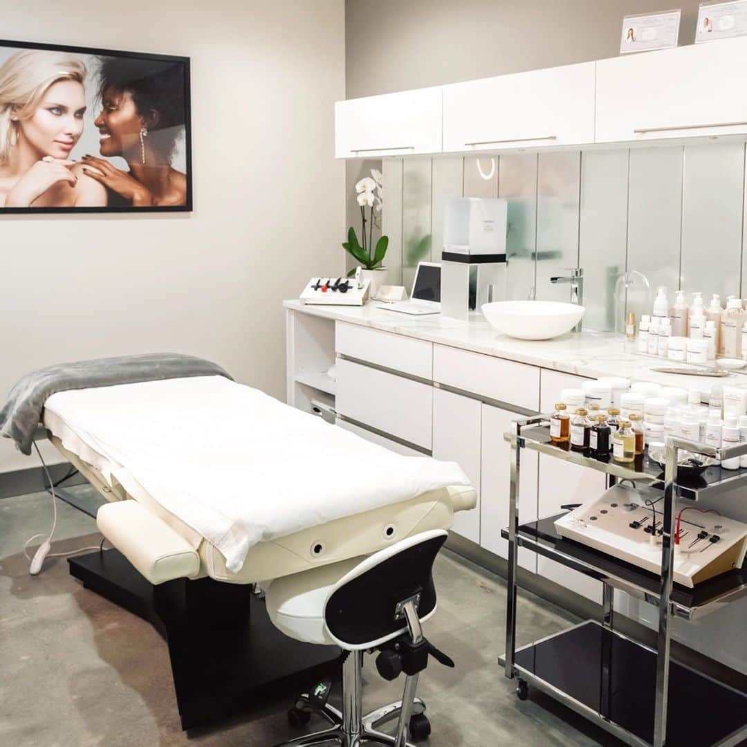 Biologique Recherche USAさんのインスタグラム写真 - (Biologique Recherche USAInstagram)「We are thrilled to announce our partnership with the beautiful Atelier Beauté Brooklyn, freshly opened last week in the trendy Williamsburg.  Haven of wellness, beauty and art, the salon was thoroughly designed to perfect your skin and calm your mind.  @atelierbeaute_bk offers the most innovative and result-driven services, exclusively featuring the entire range of @biologique_recherche products and personalized face, body and hair treatments.  Thanks to a team of skincare experts with 10+ years of experience, the spa ensures glowing results for all Skin Instants.   Book your treatment now and enjoy a unique experience of relaxation and skin rejuvenation! • • #biologiquerecherche #passion #expert #skin #skincare #atelierbeaute #atelierbeautebrooklyn #brooklyn #williamsburg #nyc #newpartner #spa #salon #wellness #wellnesswithbr #treatyourself #treatyourskin #skininstant #followyourskininstant #buildingbetterskin #indulge」10月23日 6時48分 - biologique_recherche_usa