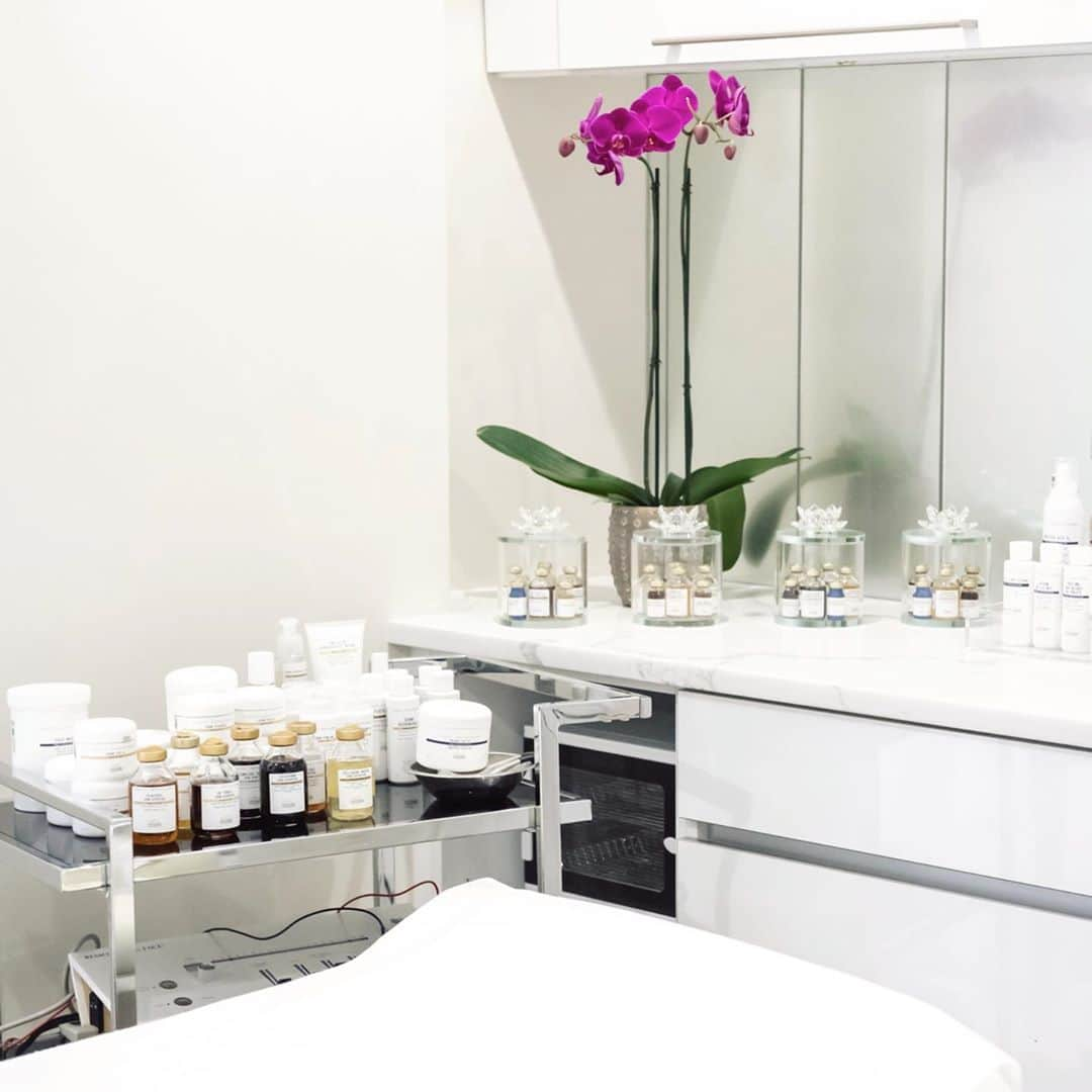 Biologique Recherche USAさんのインスタグラム写真 - (Biologique Recherche USAInstagram)「We are thrilled to announce our partnership with the beautiful Atelier Beauté Brooklyn, freshly opened last week in the trendy Williamsburg.  Haven of wellness, beauty and art, the salon was thoroughly designed to perfect your skin and calm your mind.  @atelierbeaute_bk offers the most innovative and result-driven services, exclusively featuring the entire range of @biologique_recherche products and personalized face, body and hair treatments.  Thanks to a team of skincare experts with 10+ years of experience, the spa ensures glowing results for all Skin Instants.   Book your treatment now and enjoy a unique experience of relaxation and skin rejuvenation! • • #biologiquerecherche #passion #expert #skin #skincare #atelierbeaute #atelierbeautebrooklyn #brooklyn #williamsburg #nyc #newpartner #spa #salon #wellness #wellnesswithbr #treatyourself #treatyourskin #skininstant #followyourskininstant #buildingbetterskin #indulge」10月23日 6時48分 - biologique_recherche_usa