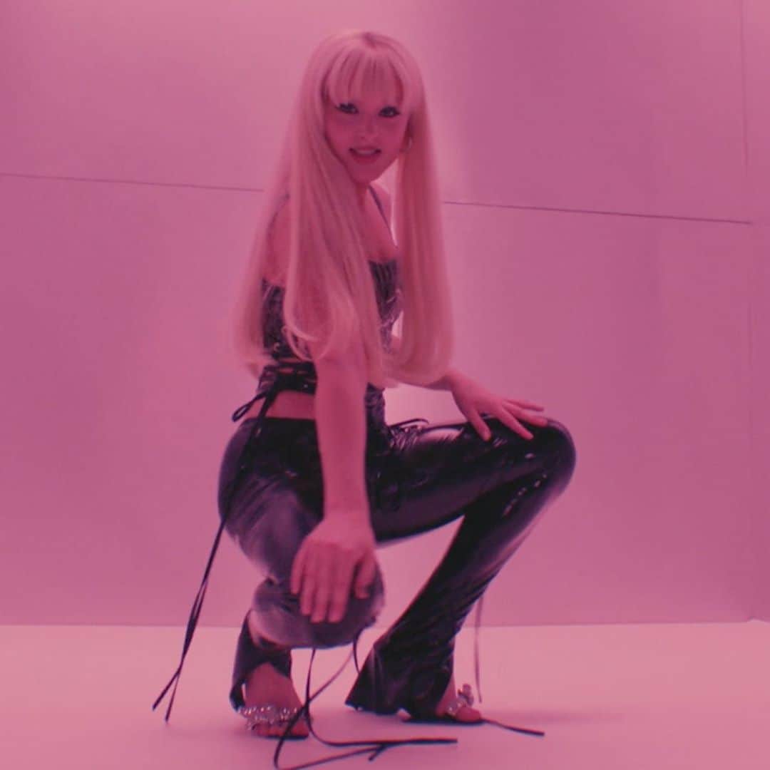 Vevoさんのインスタグラム写真 - (VevoInstagram)「A holographic @zaralarsson will make your jaw drop-drop 😱 Watch "WOW" now! ⠀⠀⠀⠀⠀⠀⠀⠀⠀ ▶️[Link in bio] #ZaraLarsson #WOW」10月23日 7時02分 - vevo