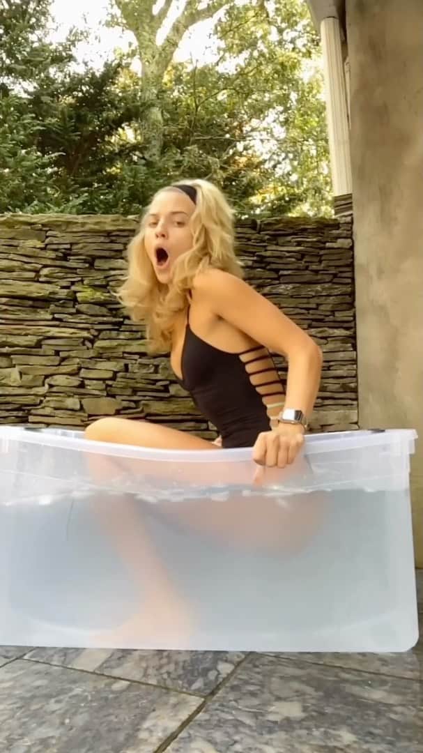 アナリン・マッコードのインスタグラム：「Thank you @iceman_hof from the bottom of my heart for changing my life! #newicebucketchallenge #wimhofmethod #breathwork #coldexposure #icebath #healing #traumacare」
