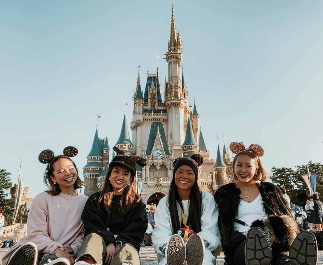 Rimiのインスタグラム：「余韻〜🐭🏰 シンデレラ城の前で座ったw #disney#disneyland#tokyo#cinderella#funday#happy#memories#sunnyday#ディズニー#ディズニーランド#思い出#シンデレラ城#東京ディズニーランド#1021」