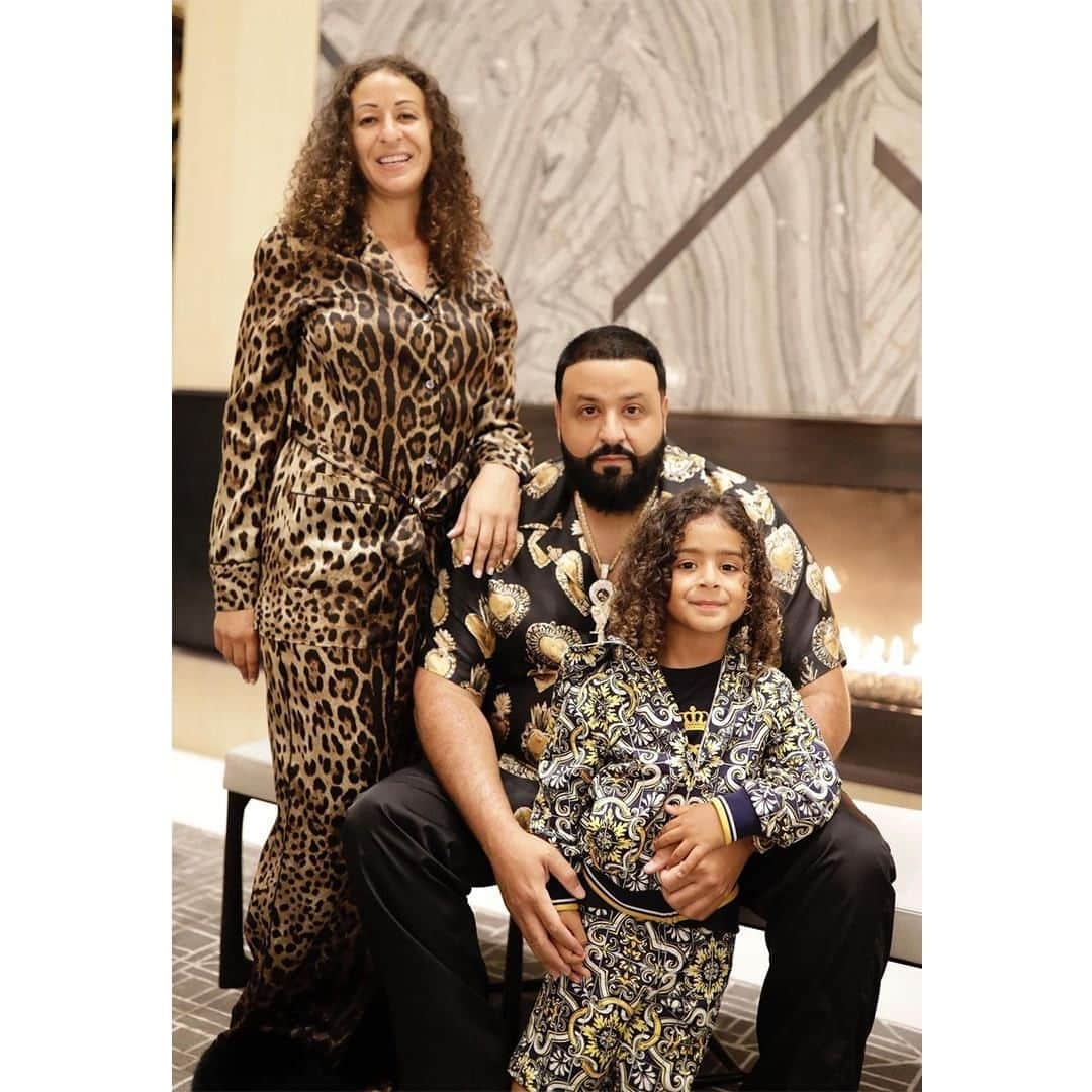 ドルチェ&ガッバーナさんのインスタグラム写真 - (ドルチェ&ガッバーナInstagram)「Repost from @djkhaled    DJ Khaled and his family wear #DolceGabbana looks.  He wears a black silk short-sleeved printed shirt with gold sacred hearts, his wife Nicole wears leopard-printed trousers combined with a matching pyjama shirt and their son Asahd wears a full maiolica-printed look with a pair of white sneakers.    #DGCelebs #DGFamily」10月23日 6時55分 - dolcegabbana