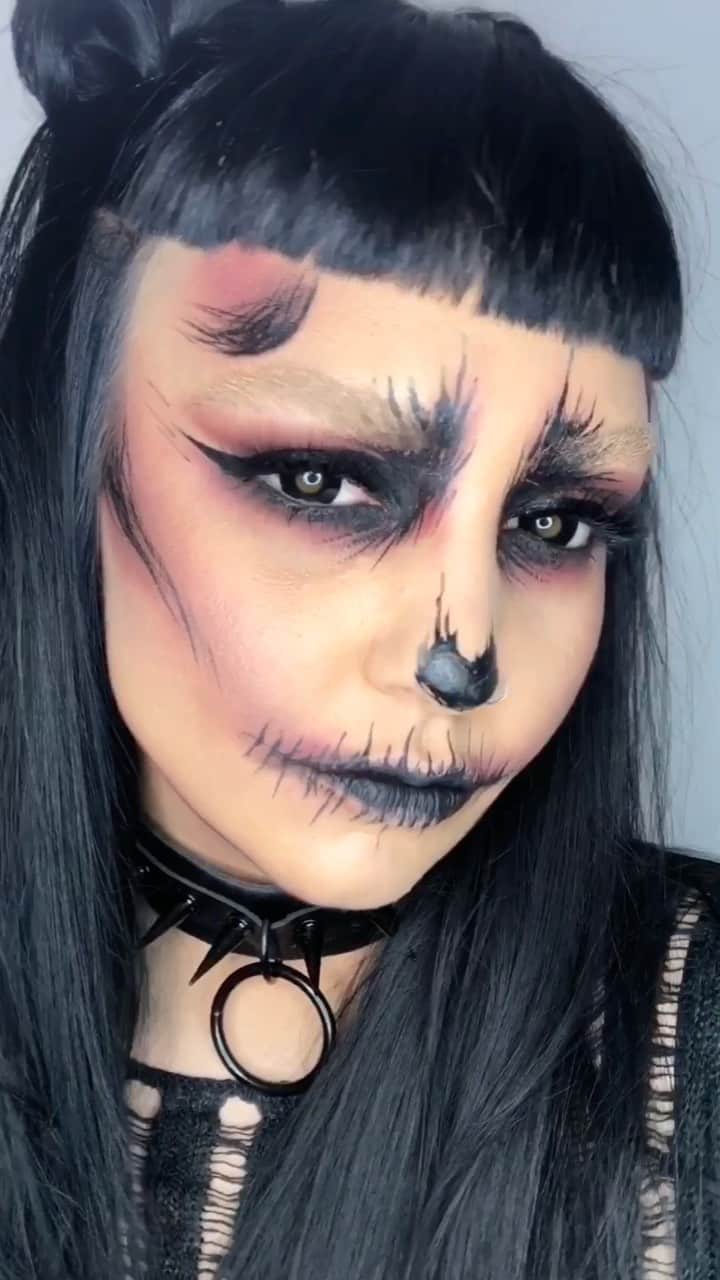 Smashboxのインスタグラム：「Scarecrow but make it ACTUALLY scary. Things we’ll be avoiding in the near future: corn fields, thanks to our incredibly talented international artist @meltrierbeauty 💀」