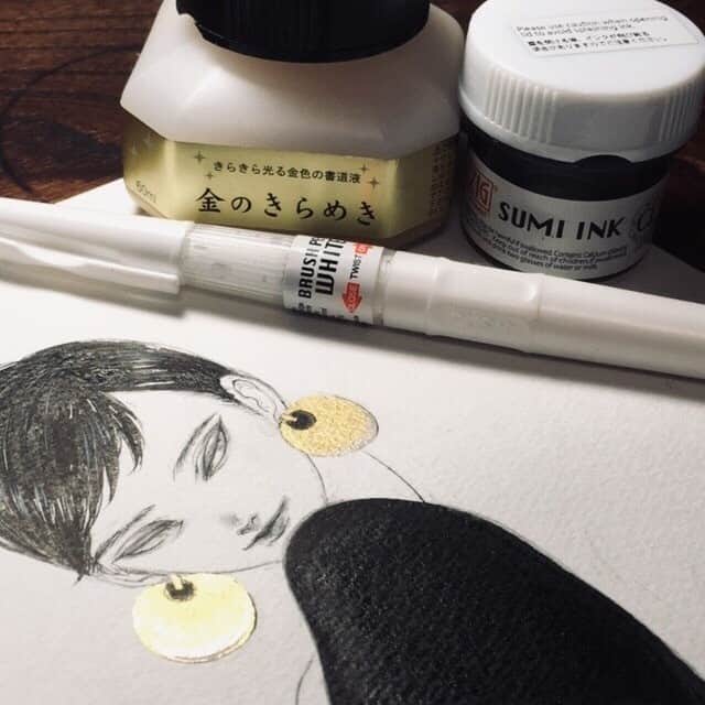 Kuretakeさんのインスタグラム写真 - (KuretakeInstagram)「美しい曲線や羽織の透け感に見惚れてしまいます💐💐 金の耳飾りとのコントラストも素敵です💄  Amazing work with beautiful water bleeding expression of SUMI INK! It is very smooth flowing sumi ink✍️  Art by: @ueda_rkrk  Made with:  1.ZIG CARTOONIST SUMI INK  2.パール書道液 金のきらめき/KURETAKE GOLD MICA INK 3.ZIG Cartoonist BRUSH PEN WHITE/ ZIG Cartoonist 白筆ぺん 極細  #kuretake_inktober #kuretake #kuretakezig #呉竹 #インクトーバー #インクトーバー2020 #inktober #inktober2020 #blackandwhite #blackandwhiteart #sumi #墨 #kuretakeinktober #blackink #zigcartoonistsumiink #kuretakegold #kuretakebrushpen」10月23日 7時00分 - kuretakejapan