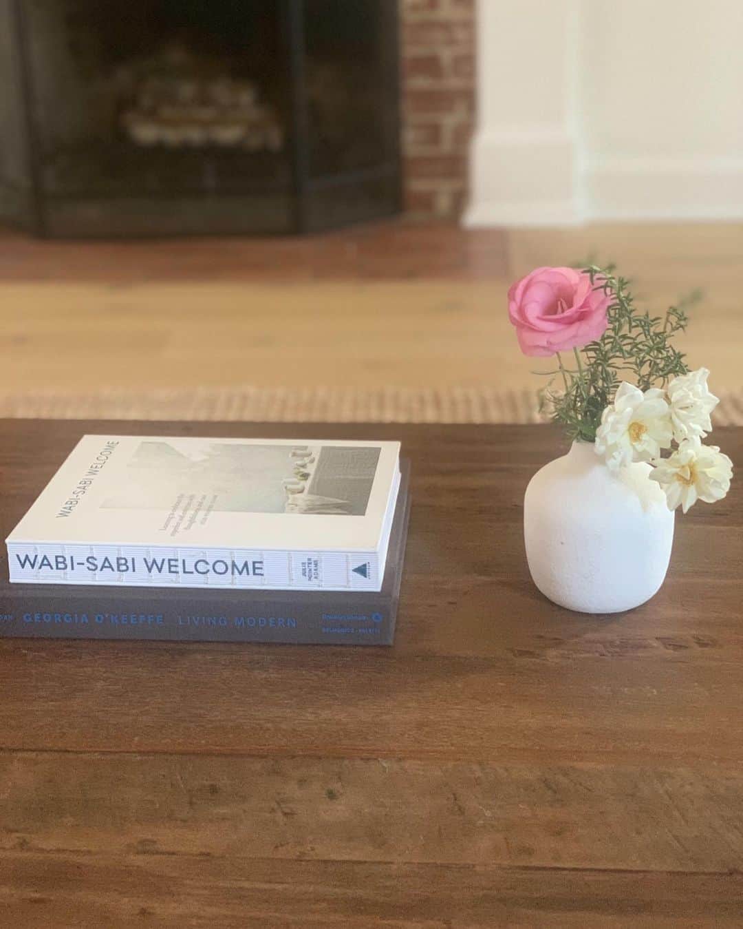 ベス・ベアーズのインスタグラム：「Garden foraged arrangements. Hands smell like rosemary. Mmmmm.... 🌿🍃🍃🌸🌸」