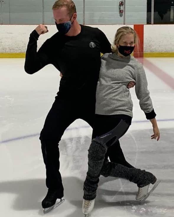 テイラー・キニーのインスタグラム：「My good buddy, favorite hockey player (and Stanley cup winner with the Chicago Blackhawks!) @bbickell will be doing some intense competitive figure with his high flying partner @ka2sh tonight!! Airing in Canada 8pm ET on CBC or you can catch it on @cbcbattle  Be sure to vote!」