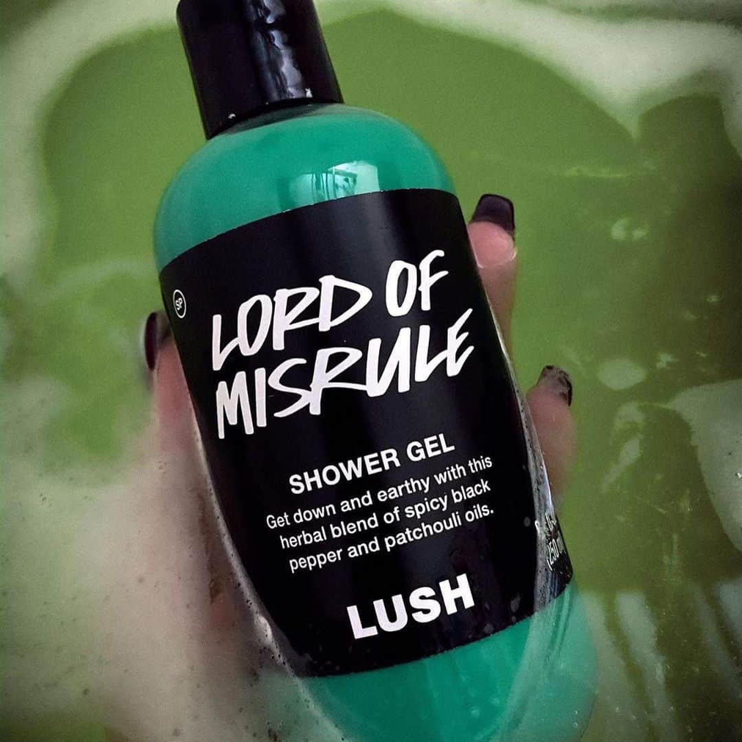 LUSH Cosmeticsさんのインスタグラム写真 - (LUSH CosmeticsInstagram)「There are two types of Lushies when it comes to #LushHalloween Shower Gels 😉⁠⠀ ⁠⠀ Which one are you?⁠⠀ ⁠⠀ Leave a 💛 in the comments if you have fallen in love with our new lemony-fresh sudser, Very Very Frightening.⁠⠀ ⁠⠀ OR⁠⠀ ⁠⠀ Leave a 💚 in the comments if you have a soft spot for our sweet and spicy sudser, Lord of Misrule (if you're a LOM Lushie, have you entered our LOM Halloween Contest? What are you waiting for? 😏 Head to our link in bio for more details.)⁠⠀ ⁠⠀ Haven't tried 'em? Tap to shop now.⁠⠀ ⁠⠀ #lushhalloween2020 #lushshowergel #halloween #autumn #fall #selfcare⁠ #contest  ⁠⠀ 📸: @elfwithatwist @alicialatour_」10月23日 7時03分 - lushcosmetics