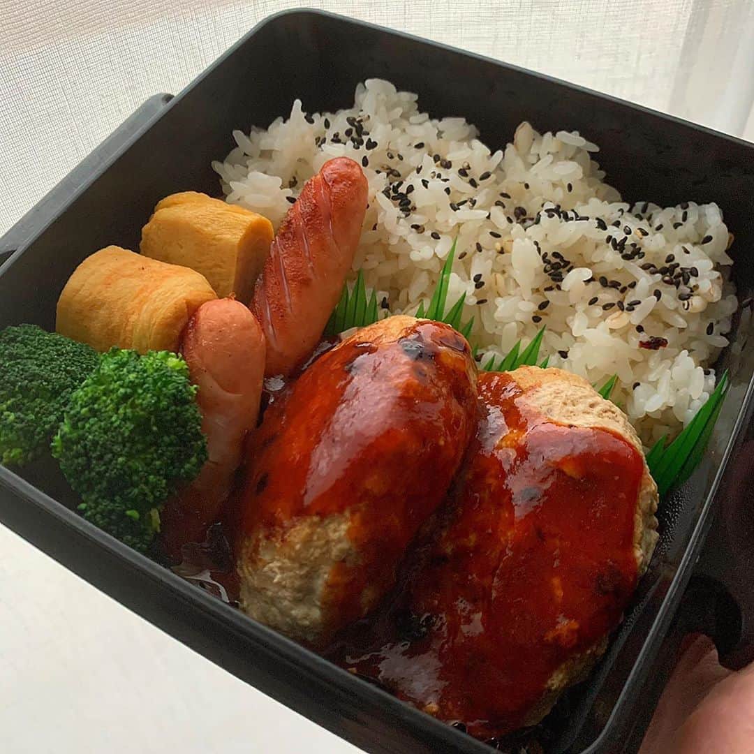 崎嫁ポァンですのインスタグラム：「+ + (*Ü*)ﾉ"おはYoϋ♡FRIDAY☁︎ + 昨日我が家ハンバーグの日だったので。 豆腐ハンバーグだょ¨̮ + MY HOUSE account☞ @77ponstagram99   #崎嫁弁当  + + + #お弁当#弁当#lunch#lunchbox#bento#food#yummy#delicious#旦那弁当#愛妻弁当#自分弁当#料理#サラメシ#お弁当箱#お昼ごはん#ごはん#ご飯#タッパー弁当 #タッパーウェア#ハンバーグ#ハンバーグ弁当 #Hamburg」