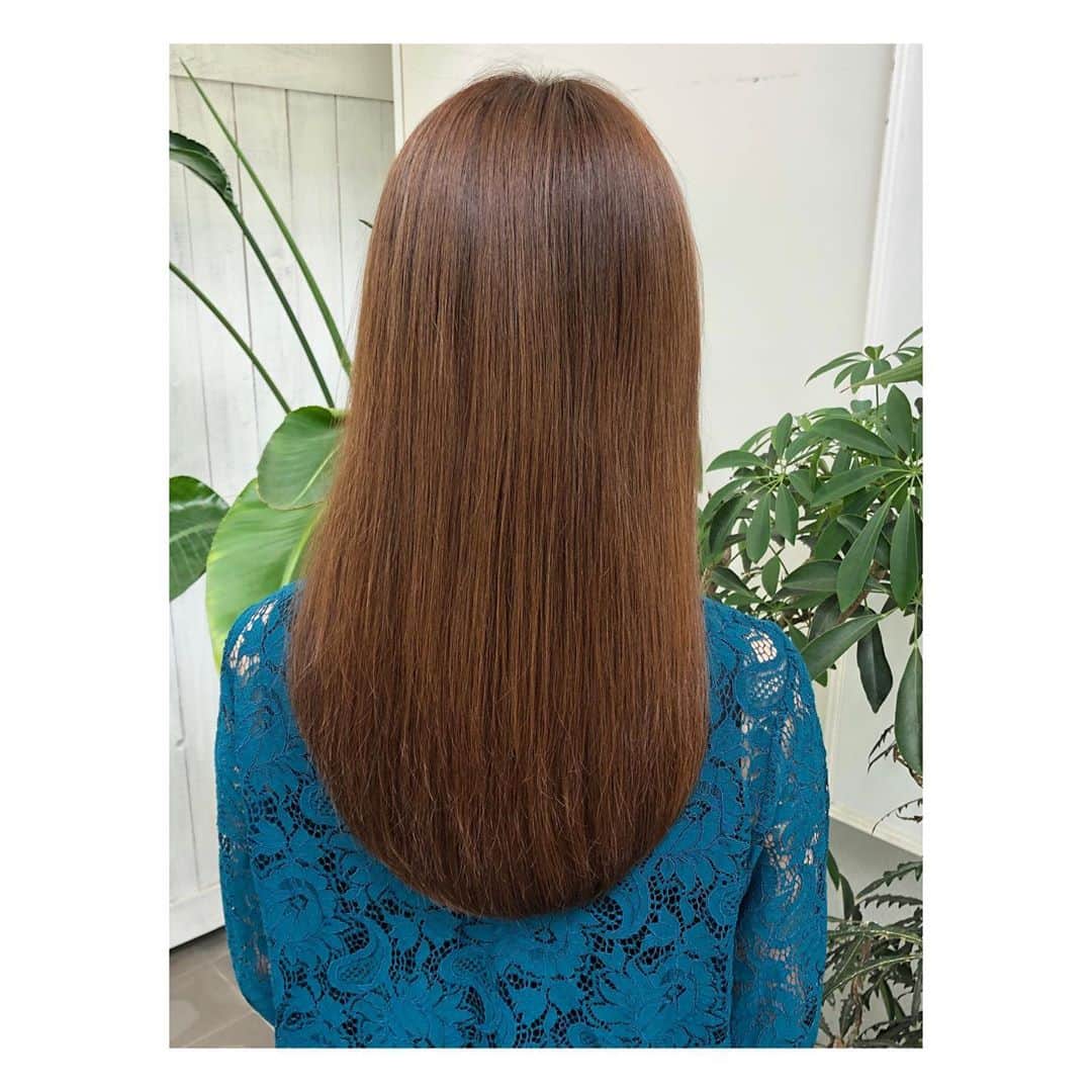 大原由美子さんのインスタグラム写真 - (大原由美子Instagram)「・ 皆さま、おはようございま〜す❤︎ 先日はお楽しみのヘアサロンへ行ってきました〜💇‍♀️ お店は姫路にある「@wooluuw（ウールー）」さん❤︎ ✔︎Hair Stylist さんはいつもの平岡さんですっ♬ コースは今回もいつものお決まりコース。。。❤︎ カット➡︎カラー➡︎トリートメントをお願いしました♬ ヘアカラーは毎回平岡さんオススメでお任せ〜♬ 今回のカラーは暖色系と寒色系の中間色❤︎ 「アイスラテベージュ」で〜す♬ めっちゃ素敵なカラーになった〜😆 いつもお任せなのに大満足なカラーになるっ♬ カラー中はいつも映画観賞を楽しんで… 映画鑑賞とともにお楽しみのカフェタイム〜🙌 さつまいもと栗のケーキとチャイラテをいただきましたっ❤︎ 甘さ控えめのケーキ！めっちゃ美味しかった〜♬ 今回のトリートメントは髪質改善3回目！！ トリートメントだけでも1時間ほどかかってるかも♬ いつもめちゃくちゃ丁寧にしてくださいますっ❤︎ このトリートメントがホントお気に入り！！ 髪の毛が水分を含んでしっとり… たった1時間程度で元気で健康な髪の毛になっちゃうの！！ ３回目のトリートメントを終えて… またまたキャー😍ってなった♬ うる艶＋トゥルントゥルン ＋超サラッサラのストレート〜！！ 嬉しすぎたっ😭 超オススメのトリートメントなの！！ 今回も大・大・大満足の仕上がり❤︎ ヘアアレンジでもすごく有名な平岡さん♬ 今回も仕上げは素敵なアレンジをしていただきましたよっ♬ そのアレンジshotはまた後日にpostしま〜す♬ @ayumi_hiraoka さん❤︎ 今月もありがとうございました〜！！ おしゃべりも楽しすぎてめちゃ笑った♬ 上の↑picを横に⇒swipeしてくださいね♬ 動画も2つありますので見てもらえると嬉しいですっ❤︎ ・ #Wooluuw#サロンスタイル ここはカフェか！？と思う 素敵すぎる#ヘアサロン#✂︎#最幸かよ プリンスのぱふぱふ力がすごすぎた…けどプリンスはストーリーにパインパインと書いてる🤣←ぱふぱふって一体何の事〜！！（笑）😁#髪質改善#ストレートヘア に憧れる#カメラマンさんと繋がりたい #ヘアカラー でイメチェンしたよ#模特 カラーは#アイスラテベージュ#姫路サロン#💇‍♀️#✂️#hairsalon#モデル#サロモ もしてるよ#model#ヘアカタログ#写真を撮るのが好きな人と繋がりたい#お洒落さんと繋がりたい#fashionmodel#ファインダー越しの私の世界#トリートメント がすごすぎる！！#모델#姫路#ウールー #姫路美容室#ラテ #ケーキ 🍰」10月23日 7時05分 - oharayumiko0228