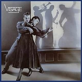 中村松江さんのインスタグラム写真 - (中村松江Instagram)「今日の一曲はVisageで『Fade to Grey』です✨ アルバム「Visage」に収録。 1980年のイギリスのバンド、ヴィサージのヒット曲✨ ヴォーカルのスティーヴ・ストレンジを中心にウルトラヴォックスのミッジ・ユーロ、ビリー・カーリー等が参加、ミッジ・ユーロがプロデューサーでした。 スティーヴ・ストレンジが主宰してクラブ・ビリーズで開催されていた「デヴィッド・ボウイ･ナイト」が発祥と言われる音楽ジャンル“ニューロマンティック”(デュランデュラン、カルチャー・クラブ等)✨ 元祖なだけあって、最もニューロマンティックらしい曲だと思います👍 (№413) #歌舞伎　#中村松江 #visage # fadetogrey」10月23日 7時09分 - matsue_nakamuraofficial