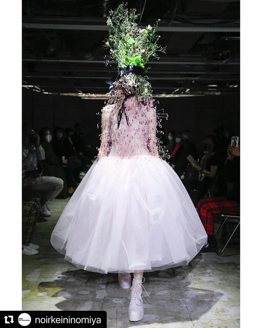 東信のインスタグラム：「#Repost @noirkeininomiya with @make_repost ・・・ noir kei ninomiya SS21   footwear: @churchs floral art: @azumamakoto hair: @asashihair makeup: @machiko_yano     photographs courtesy of @commedesgarcons」