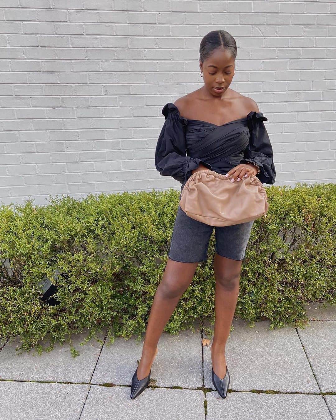 のインスタグラム：「1 Style, 3 Ways Our TEV Slip-on Kitten Heel takes you from WFH comfort to street style chic and everywhere in between. Which is your favorite?  Styled by @itsreallynana  #SamEdelman #Fall2020 #HowToStyle #1Style3Ways」