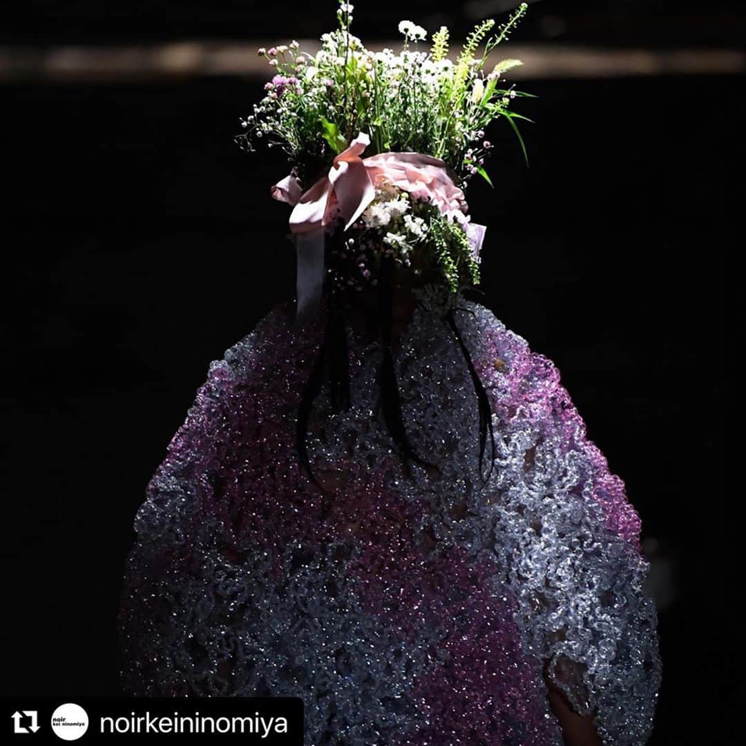 東信のインスタグラム：「#Repost @noirkeininomiya with @make_repost ・・・ noir kei ninomiya SS21   floral art: @azumamakoto hair: @asashihair makeup: @machiko_yano     photographs courtesy of @commedesgarcons」