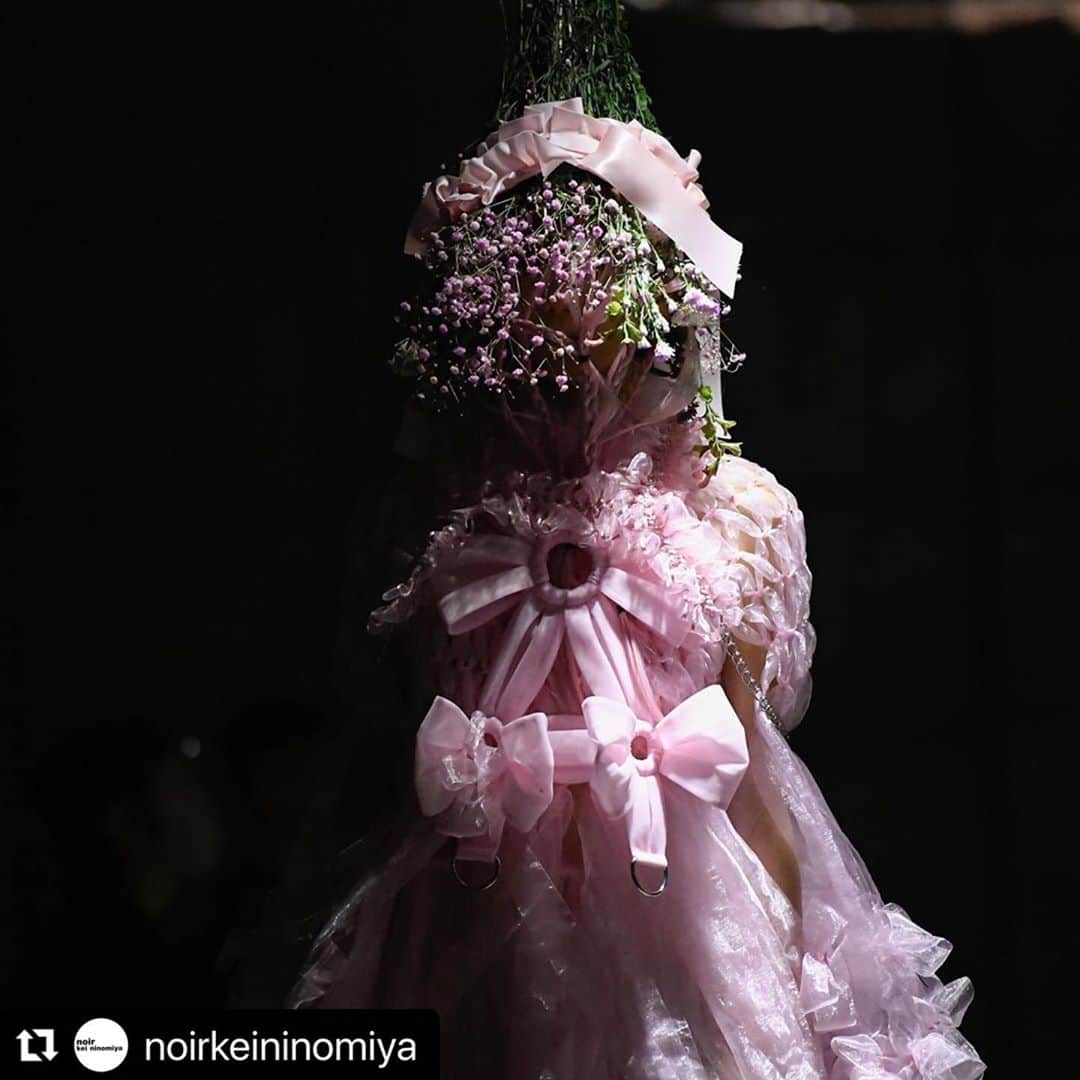 東信のインスタグラム：「#Repost @noirkeininomiya with @make_repost ・・・ noir kei ninomiya SS21   floral art: @azumamakoto hair: @asashihair makeup: @machiko_yano     photographs courtesy of @commedesgarcons」