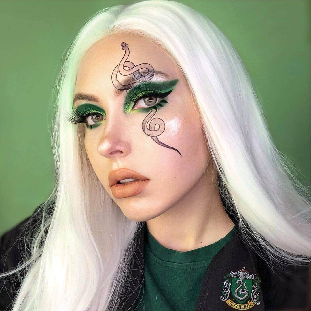 NYX Cosmeticsさんのインスタグラム写真 - (NYX CosmeticsInstagram)「The Sorting Hat says Slytherin 🐍 @julianna.mur slays this magical #MOTD wearing our Epic Ink Liner + Born To Glow! Naturally Radiant Foundation  in 'Vanilla' 💫 Which house are YOU in? ⚡ • #nyxcosmetics #nyxprofessionalmakeup #crueltyfreebeauty」10月23日 7時29分 - nyxcosmetics