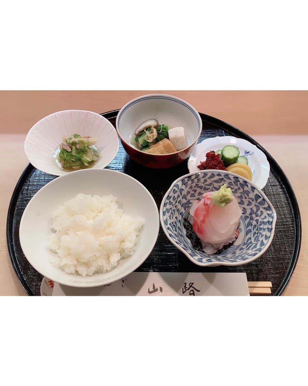 AYUNAさんのインスタグラム写真 - (AYUNAInstagram)「創業30年・昭和通り沿にあるミシュラン星を獲得したぎんざ山路さんに行って来ました✨ランチに名物の黒ごま鯛茶漬け御膳を頂きました🐟✨🍚  秘伝の黒胡麻と山盛りの鯛を混ぜてそれをご飯にかけて食べます。その後残った鯛ご飯に出汁をかけてお茶漬けにします。  どちらの食べ方も本当に美味しい😊脂の乗った瀬戸内海の鯛がとても新鮮で旨味があり、全体のバランスがとれていて優しい味がしました☺️酢の物、煮物、お漬物、フルーツもとても美味しかったです☘️  他にも、ぎんざ山路さんには旬の新鮮な食材を使ったお料理があるので是非チェックしてみて下さいね😉 #銀座#ぎんざ山路#銀座ランチ#銀座グルメ#鯛茶漬け#dholic  @ginza_yamaji @b.j__b.j」10月23日 7時21分 - ayuna_0404