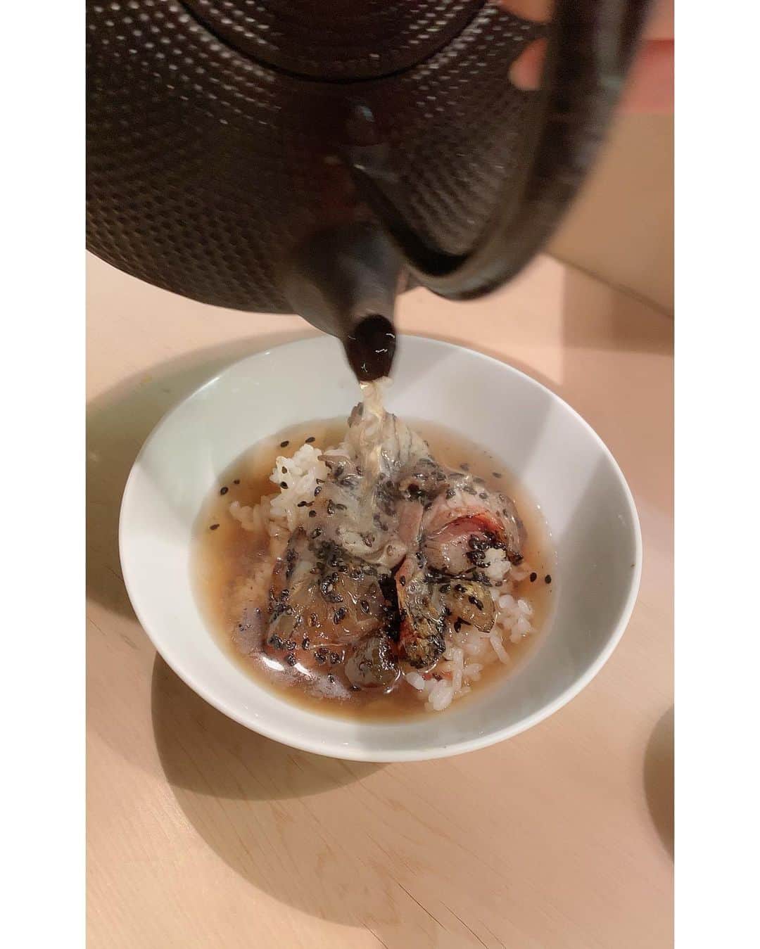 AYUNAさんのインスタグラム写真 - (AYUNAInstagram)「創業30年・昭和通り沿にあるミシュラン星を獲得したぎんざ山路さんに行って来ました✨ランチに名物の黒ごま鯛茶漬け御膳を頂きました🐟✨🍚  秘伝の黒胡麻と山盛りの鯛を混ぜてそれをご飯にかけて食べます。その後残った鯛ご飯に出汁をかけてお茶漬けにします。  どちらの食べ方も本当に美味しい😊脂の乗った瀬戸内海の鯛がとても新鮮で旨味があり、全体のバランスがとれていて優しい味がしました☺️酢の物、煮物、お漬物、フルーツもとても美味しかったです☘️  他にも、ぎんざ山路さんには旬の新鮮な食材を使ったお料理があるので是非チェックしてみて下さいね😉 #銀座#ぎんざ山路#銀座ランチ#銀座グルメ#鯛茶漬け#dholic  @ginza_yamaji @b.j__b.j」10月23日 7時21分 - ayuna_0404